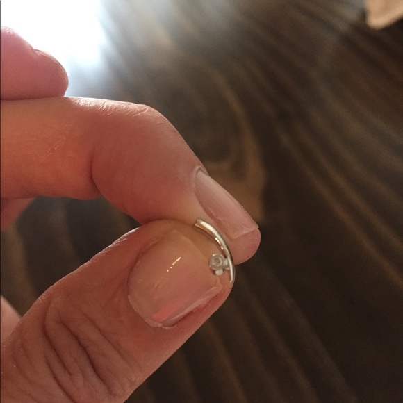 14 k White gold diamond earrings. - Picture 5 of 8